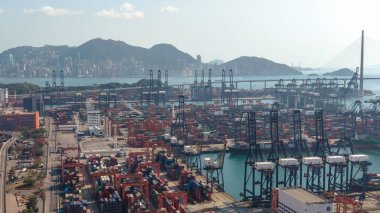 Geniş konteynır portu 16 Şubat 2026 'da ılık puslu akşam ışığı altında parlıyor.