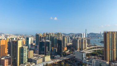 Modern ticari kuleler yoğun kentsel bölgenin üzerinde belirgin bir şekilde yükseliyor, 16 Şubat 2026