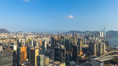 Modern ticari kuleler yoğun kentsel bölgenin üzerinde belirgin bir şekilde yükseliyor, 16 Şubat 2026