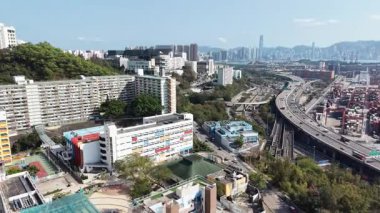 Yükseltilmiş Hillside Topluluğu Kwai Chung Kentsel Alanlarına Bakış 16 Şubat 2026