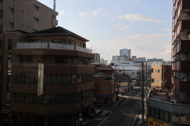 25 Kasım 2025 'te apartmanlı ve yerel halk yaşamlı bir mahalle.