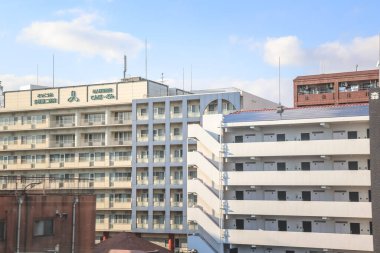 25 Kasım 2025 'te apartmanlı ve yerel halk yaşamlı bir mahalle.