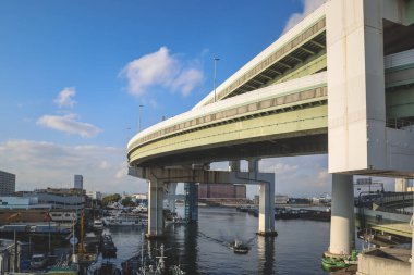 Tempozan Limanı yakınlarındaki modern otoyol kavşağı ve 25 Kasım 2025