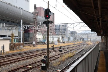 25 Kasım 2025 'te Kyoto' da şık tasarlanmış bir demiryolu platformu.