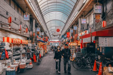 Geleneksel Osaka pazarı yiyecek, atıştırmalık ve kültür sunuyor. 25 Kasım 2025