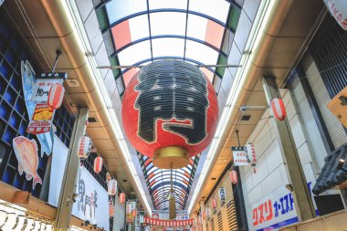 Geleneksel Osaka pazarı yiyecek, atıştırmalık ve kültür sunuyor. 25 Kasım 2025