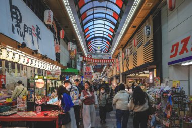 Geleneksel Osaka pazarı yiyecek, atıştırmalık ve kültür sunuyor. 25 Kasım 2025