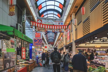 Geleneksel Osaka pazarı yiyecek, atıştırmalık ve kültür sunuyor. 25 Kasım 2025