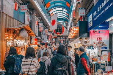 Geleneksel Osaka pazarı yiyecek, atıştırmalık ve kültür sunuyor. 25 Kasım 2025