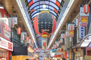 Geleneksel Osaka pazarı yiyecek, atıştırmalık ve kültür sunuyor. 25 Kasım 2025