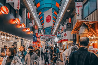 Geleneksel Osaka pazarı yiyecek, atıştırmalık ve kültür sunuyor. 25 Kasım 2025
