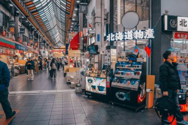 Geleneksel Osaka pazarı yiyecek, atıştırmalık ve kültür sunuyor. 25 Kasım 2025