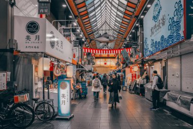 Geleneksel Osaka pazarı yiyecek, atıştırmalık ve kültür sunuyor. 25 Kasım 2025