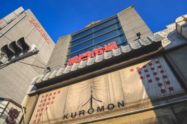 Geleneksel Osaka pazarı yiyecek, atıştırmalık ve kültür sunuyor. 25 Kasım 2025