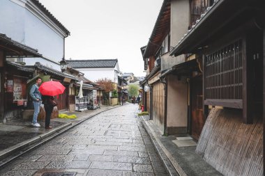 25. tapınağa giden dükkanları olan geleneksel cadde.