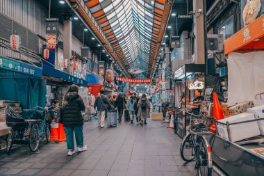 Geleneksel Osaka pazarı yiyecek, atıştırmalık ve kültür sunuyor. 25 Kasım 2025