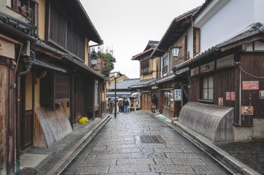 25. tapınağa giden dükkanları olan geleneksel cadde.