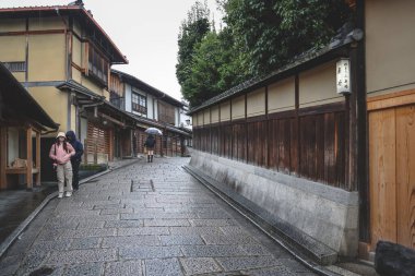25. tapınağa giden dükkanları olan geleneksel cadde.