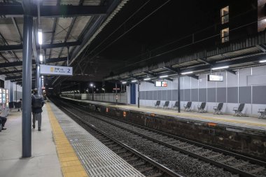 To-ji Tapınağı yakınlarındaki yerel tren istasyonu 25 Kasım 2025