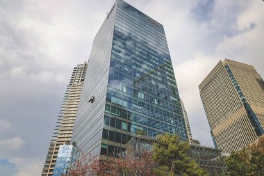 Osaka iş merkezi 25 Kasım 2025 'te sonbahar yeşillik parlatıcı parlak mimari