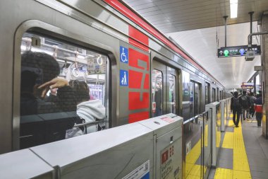 25 Kasım 2025 'te Osaka' nın önemli bölgelerini birbirine bağlayan yeraltı ulaşım merkezi.