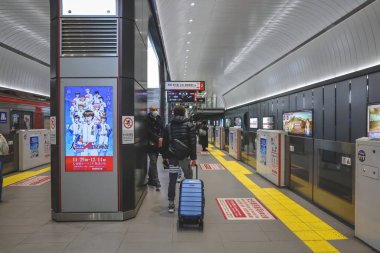 25 Kasım 2025 'te Osaka' nın önemli bölgelerini birbirine bağlayan yeraltı ulaşım merkezi.