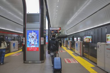 25 Kasım 2025 'te Osaka' nın önemli bölgelerini birbirine bağlayan yeraltı ulaşım merkezi.