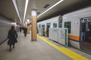 25 Kasım 2025 'te Osaka' nın önemli bölgelerini birbirine bağlayan yeraltı ulaşım merkezi.