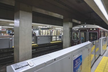 25 Kasım 2025 'te Osaka' nın önemli bölgelerini birbirine bağlayan yeraltı ulaşım merkezi.