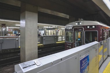 25 Kasım 2025 'te Osaka' nın önemli bölgelerini birbirine bağlayan yeraltı ulaşım merkezi.