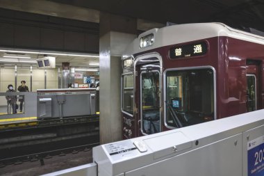 25 Kasım 2025 'te Osaka' nın önemli bölgelerini birbirine bağlayan yeraltı ulaşım merkezi.