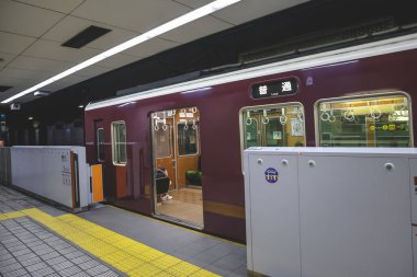 25 Kasım 2025 'te Osaka' nın önemli bölgelerini birbirine bağlayan yeraltı ulaşım merkezi.