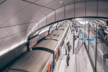 25 Kasım 2025 'te Osaka' nın önemli bölgelerini birbirine bağlayan yeraltı ulaşım merkezi.