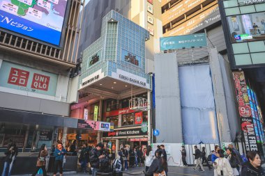 Canlı Osaka Alışveriş Sokağı Moda ve Yerel Kültür 25 Kasım 2025