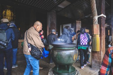 Kyoto 'daki Tarihi Japon Tapınağı Gezginlerini Karşılama Salonu 25 Kasım 2025