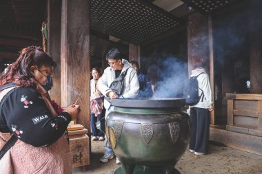 Kyoto 'daki Tarihi Japon Tapınağı Gezginlerini Karşılama Salonu 25 Kasım 2025