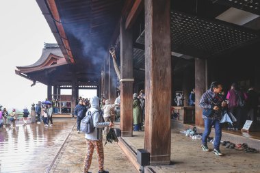 Kyoto 'daki Tarihi Japon Tapınağı Gezginlerini Karşılama Salonu 25 Kasım 2025