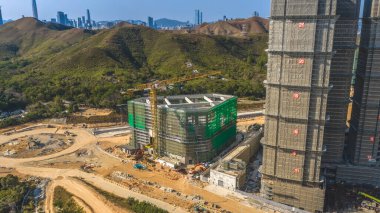 Geniş inşaat arazisi yaklaşan kentsel büyüme için arazi hazırlıyor. 18 Şubat 2026