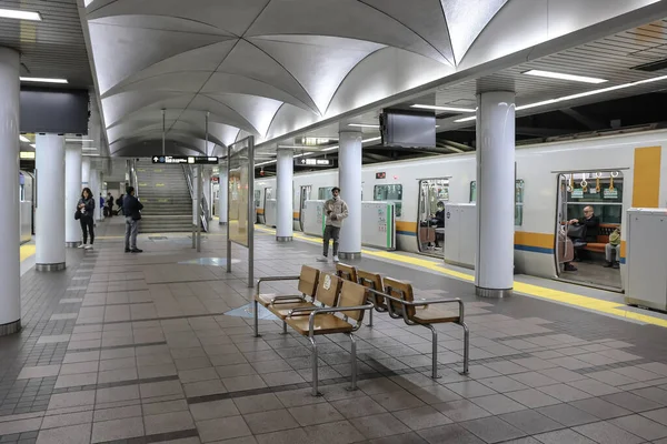 25 Kasım 2025 'te Osaka' nın önemli bölgelerini birbirine bağlayan yeraltı ulaşım merkezi.