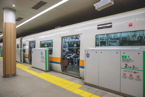 25 Kasım 2025 'te Osaka' nın önemli bölgelerini birbirine bağlayan yeraltı ulaşım merkezi.