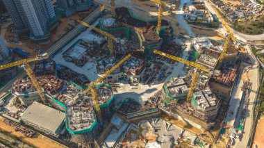 Geniş inşaat arazisi yaklaşan kentsel büyüme için arazi hazırlıyor. 18 Şubat 2026