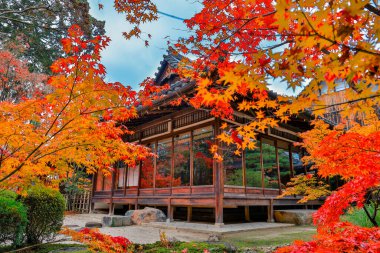 Geleneksel Ahşap Ev Kyoto 26 Kasım 2025 ile Serene Fall Zen Garden
