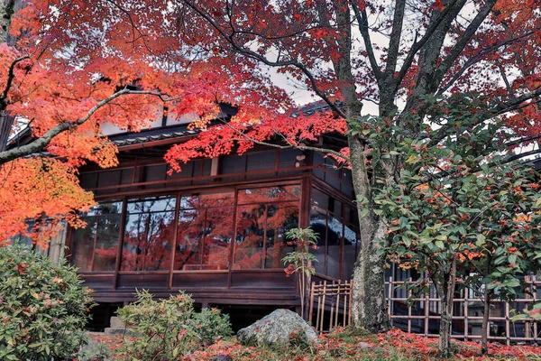 Geleneksel Ahşap Ev Kyoto 26 Kasım 2025 ile Serene Fall Zen Garden