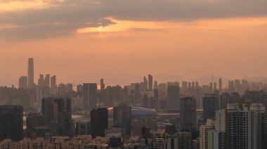 Yumuşak altın güneş Kowloon boyunca sıcak bir ışık yayıyor. 19 Şubat 2026