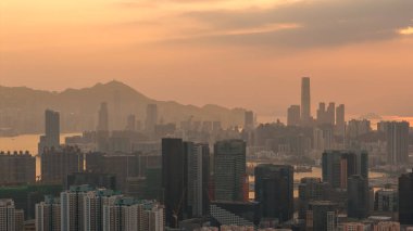 Yumuşak altın güneş Kowloon boyunca sıcak bir ışık yayıyor. 19 Şubat 2026