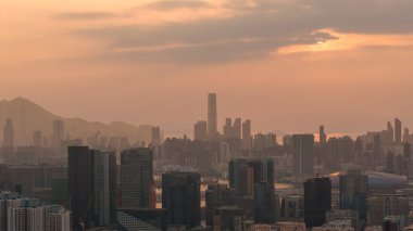 Yumuşak altın güneş Kowloon boyunca sıcak bir ışık yayıyor. 19 Şubat 2026