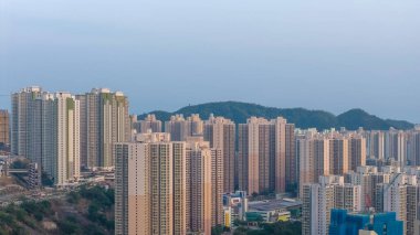 Sau Mau Ping yüksek binalar topluluğu yoğun şehir yaşamını yansıtıyor. 19 Şubat 2026