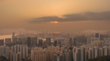 Yumuşak altın güneş Kowloon boyunca sıcak bir ışık yayıyor. 19 Şubat 2026