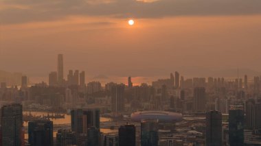 Yumuşak altın güneş Kowloon boyunca sıcak bir ışık yayıyor. 19 Şubat 2026