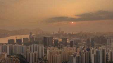 Yumuşak altın güneş Kowloon boyunca sıcak bir ışık yayıyor. 19 Şubat 2026